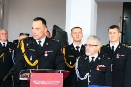 Strażak podczas przemówienia 