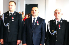 Trzej panowie tuż po odznaczeniu medalami 