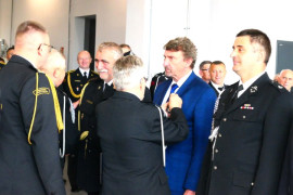 Uroczyste wręczanie medali. Moment wpinania odznaczeń w klapę marynarek 