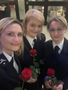 Trzy panie. Wszystkie trzymają w dłoniach czerwone róże 