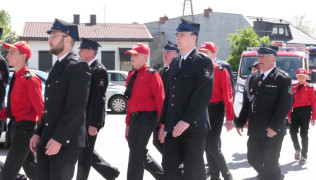 Druhowie podczas uroczystego przemarszu 