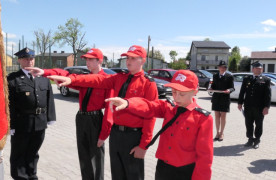Trzej młodzi strażacy podczas uroczystej przysięgi