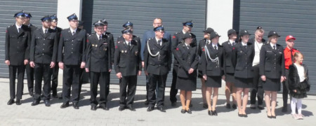 Strażacy stoją przez strażnicą