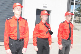 Druhna i dwaj druhowie tuż przez ślubowaniem 