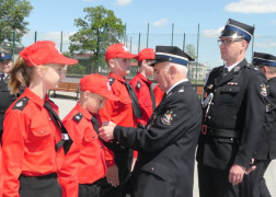 Moment odznaczania młodych druhów