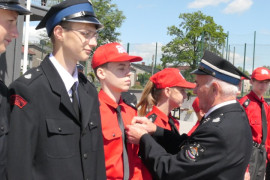 Moment odznaczania młodych druhów