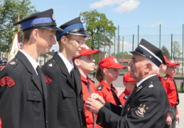Moment odznaczania młodych druhów