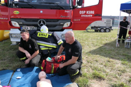 Druhowie OSP Strzałków podczas prezentacji sprzętu będącego na stanie jednostki