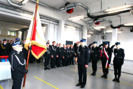 Uroczysty moment przekazania sztandaru OSP Strzałków 