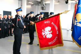 Strażacy podczas prezentacji nowego sztandaru