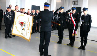 Strażacy prezentują nowy sztandar