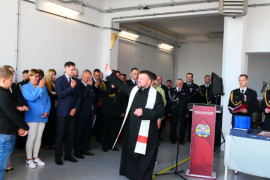 Ksiądz świeci nową strażnicę 