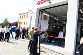 Ksiądz święci nową strażnicę 
