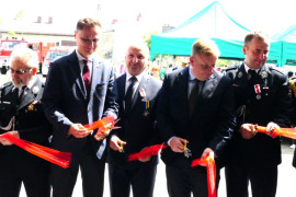Moment przecinania wstęgi 
