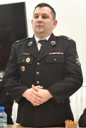 Mężczyzna w mundurze strażaka. Mężczyzna stoi