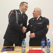 Dwaj panowie w mundurach. Panowie podają sobie dłonie