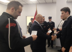 Moment wręczania legitymacji strażackich 