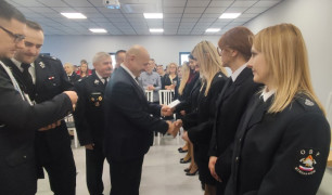 Moment wręczania legitymacji strażackich 