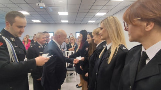 Moment wręczania legitymacji strażackich 