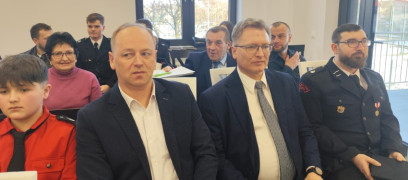 Grupa osób siedząca na krzesłach 