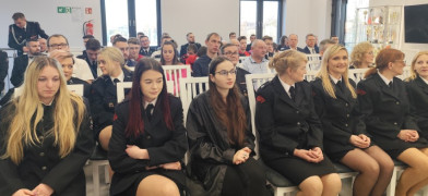 Grupa kobiet siedząca na krzesłach 