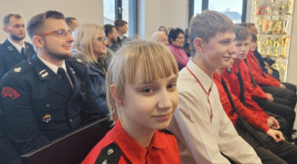 Grupa osób siedząca na krzesłach. Na pierwszym palnie członkowie MDP w Strzałkowie 