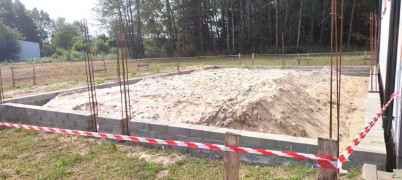 Trwa budowa garażu. Widoczne fundamenty