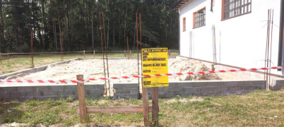Trwa budowa garażu. Widoczne fundamenty 