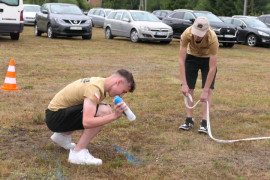 Dwaj chłopcy podczas wytyczania toru przeszkód 