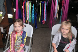 Dwie dziewczynki siedzą na krzesłach 