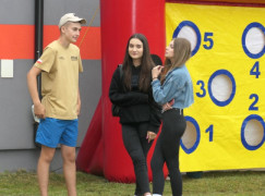 Trzy młode osoby stojące obok siebie