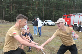 Młodzież podczas przeciągania liny