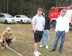 Młodzi ludzi stojący obok siebie