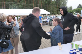 Grupa osób podczas pikniku