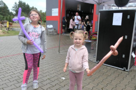 Dwie dziewczynki trzymające w ręku balony