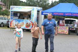 Mężczyzna i dwoje dzieci. Dzieci jedzą lody