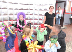 Dzieci i dorośli podczas wspólnej zabawy
