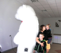 Zabawa z pluszowym misiem 