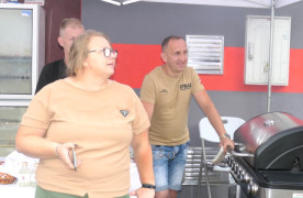 Dorosłe osoby przy stoisku wystawienniczym 