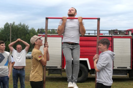 Mężczyzna podczas podciągania się na drążku 