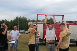 Mężczyzna podczas podciągania się na drążku