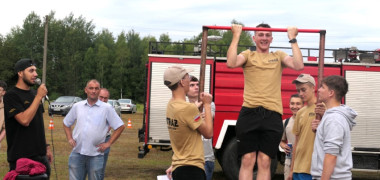 Mężczyzna podczas podciągania się na drążku 