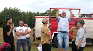 Mężczyzna podczas podciągania się na drążku 
