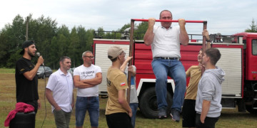 Mężczyzna podciągający się na drążku