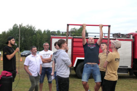Mężczyzna podczas podciągania się na drążku 