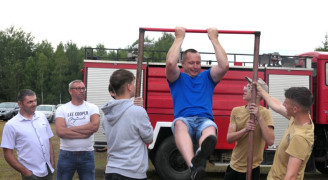 Mężczyzna podczas podciągania się na drążku