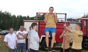 Mężczyzna podczas podciągania się na drążku