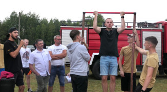 Mężczyzna podczas podciągania się na drążku