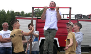 Mężczyzna podciągający się na drążku