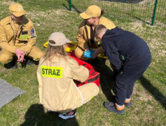 Strażacy podczas akcji profilaktycznej dla dzieci